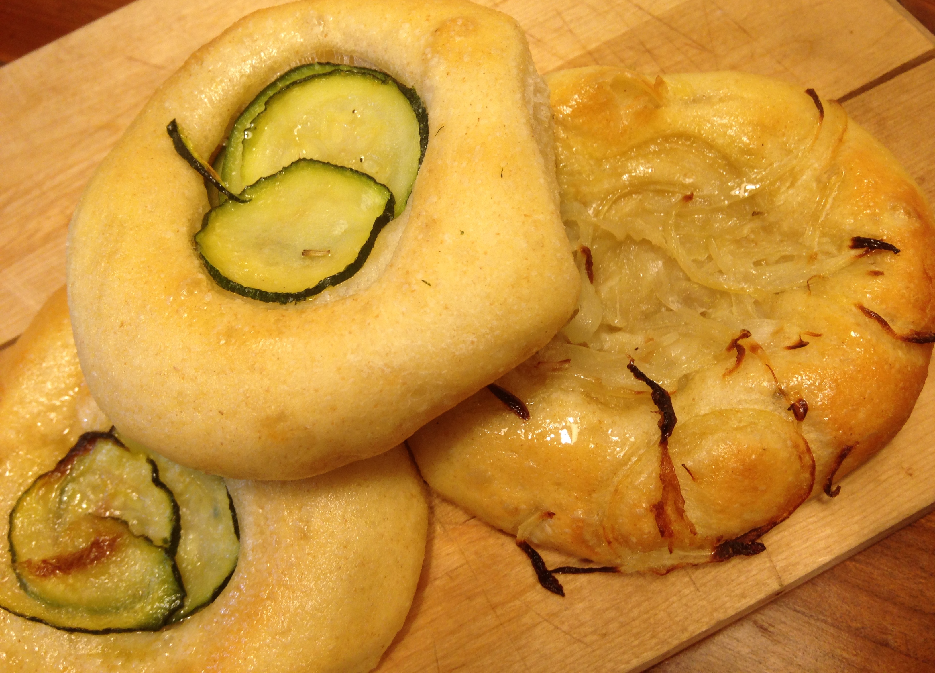 Focaccine con cipolle aromatiche e zucchine