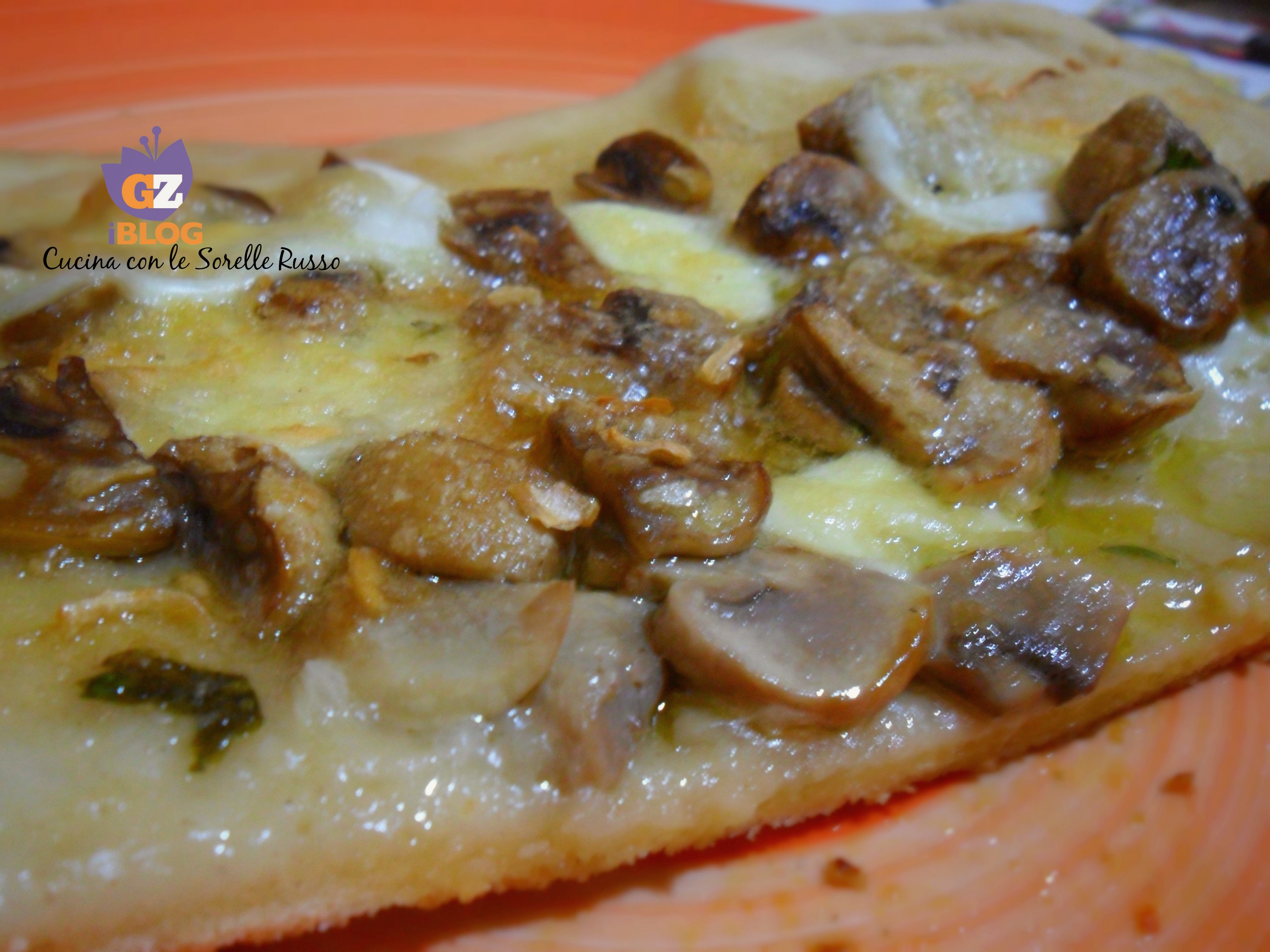 Focaccine con funghi, patate e provola
