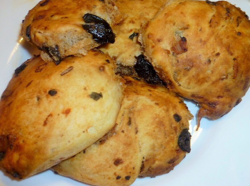 Focaccine con olive nere e acciughe