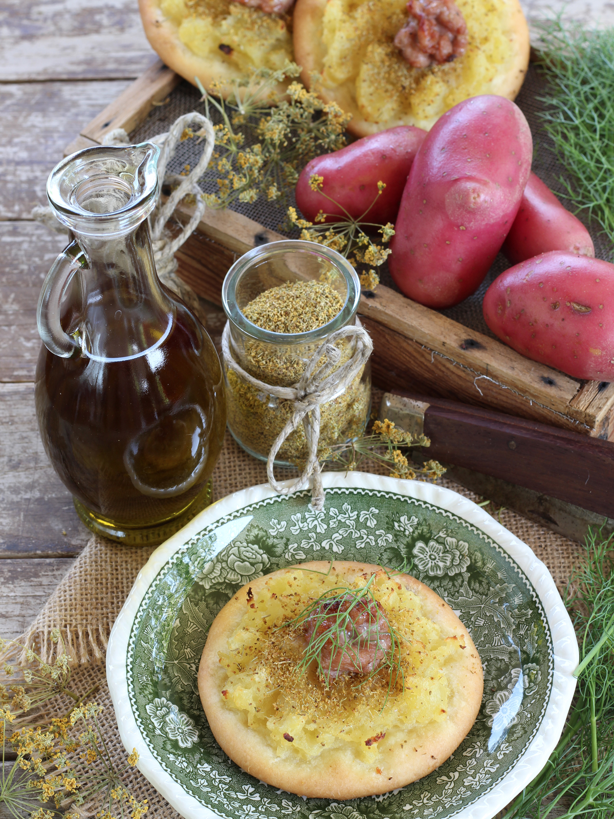Focaccine con patate, salsiccia e fiori di finocchietto selvatico