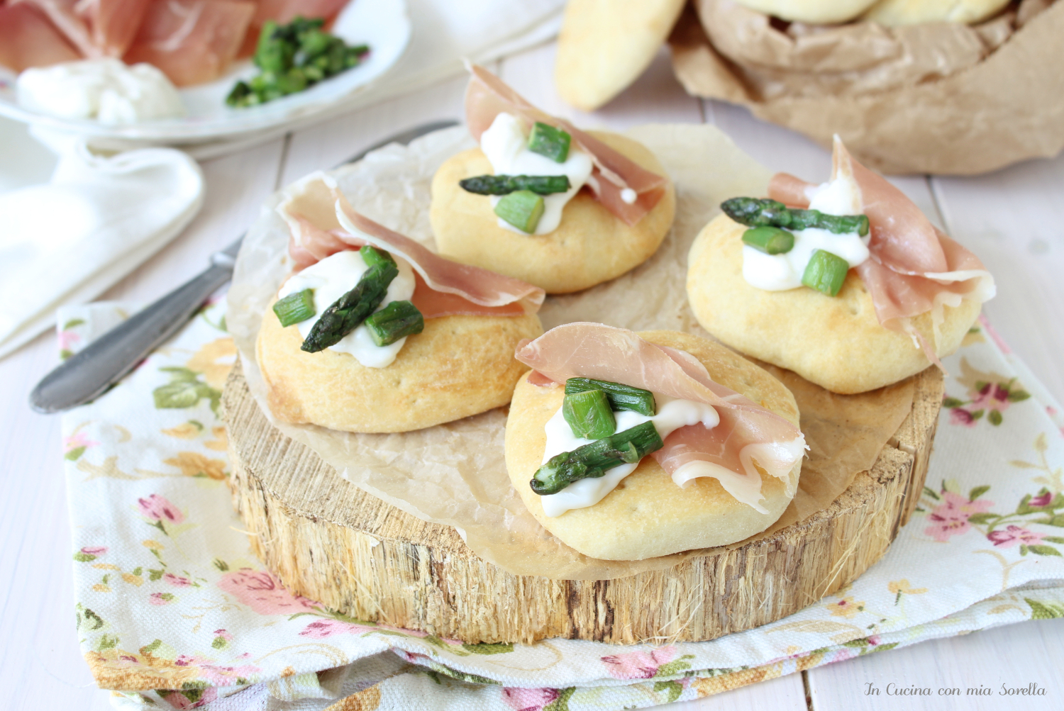 Focaccine con prosciutto crescenza e asparagi