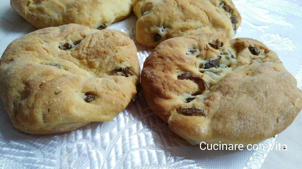 Focaccine di parmigiano e olive