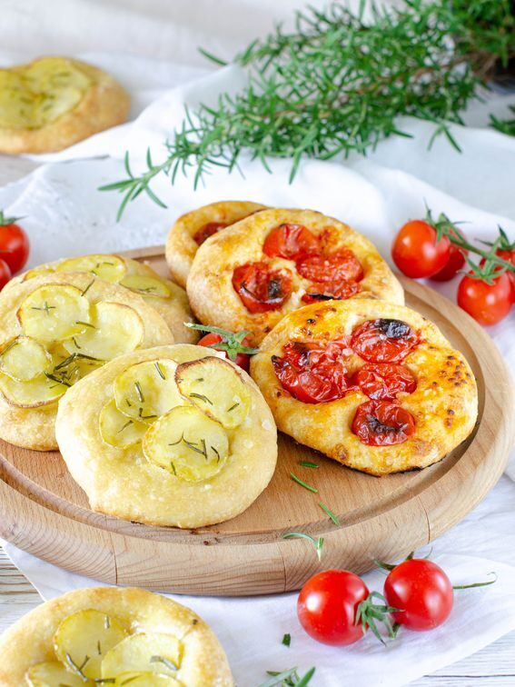 Focaccine di semola “scrocchiarelle” con patate e pomodorini
