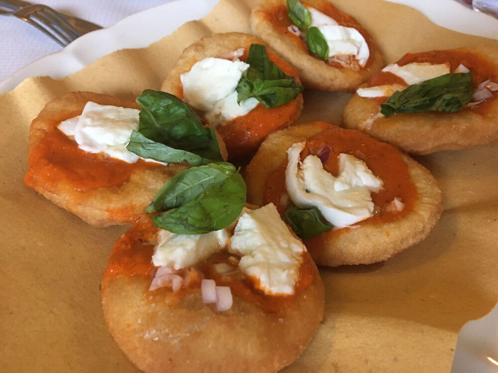 Focaccine fritte con pomodoro e cipolla