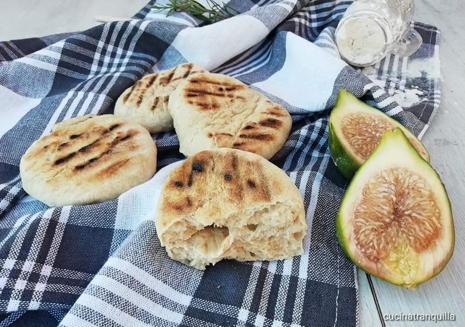 Focaccine in padella allo yogurt e rosmarino