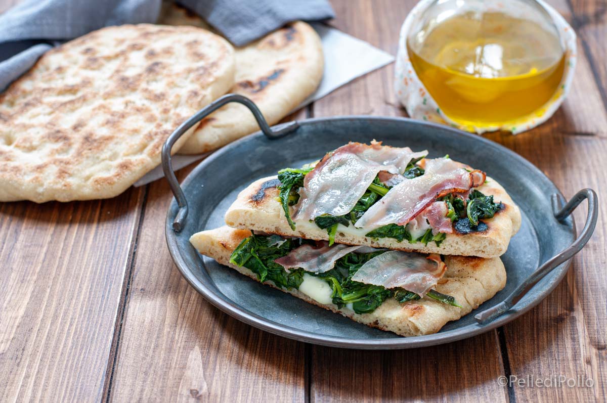 Focaccine in padella con erbette e pancetta