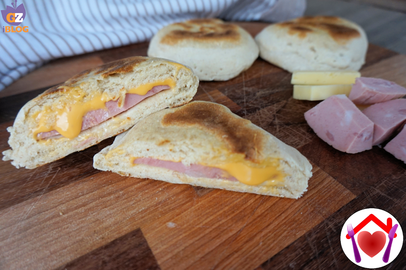 Focaccine in padella con mortadella e cheddar