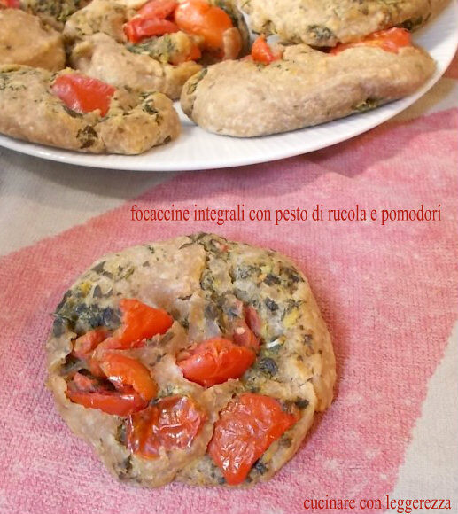 Focaccine integrali con pesto di rucola e pomodori – lievito madre