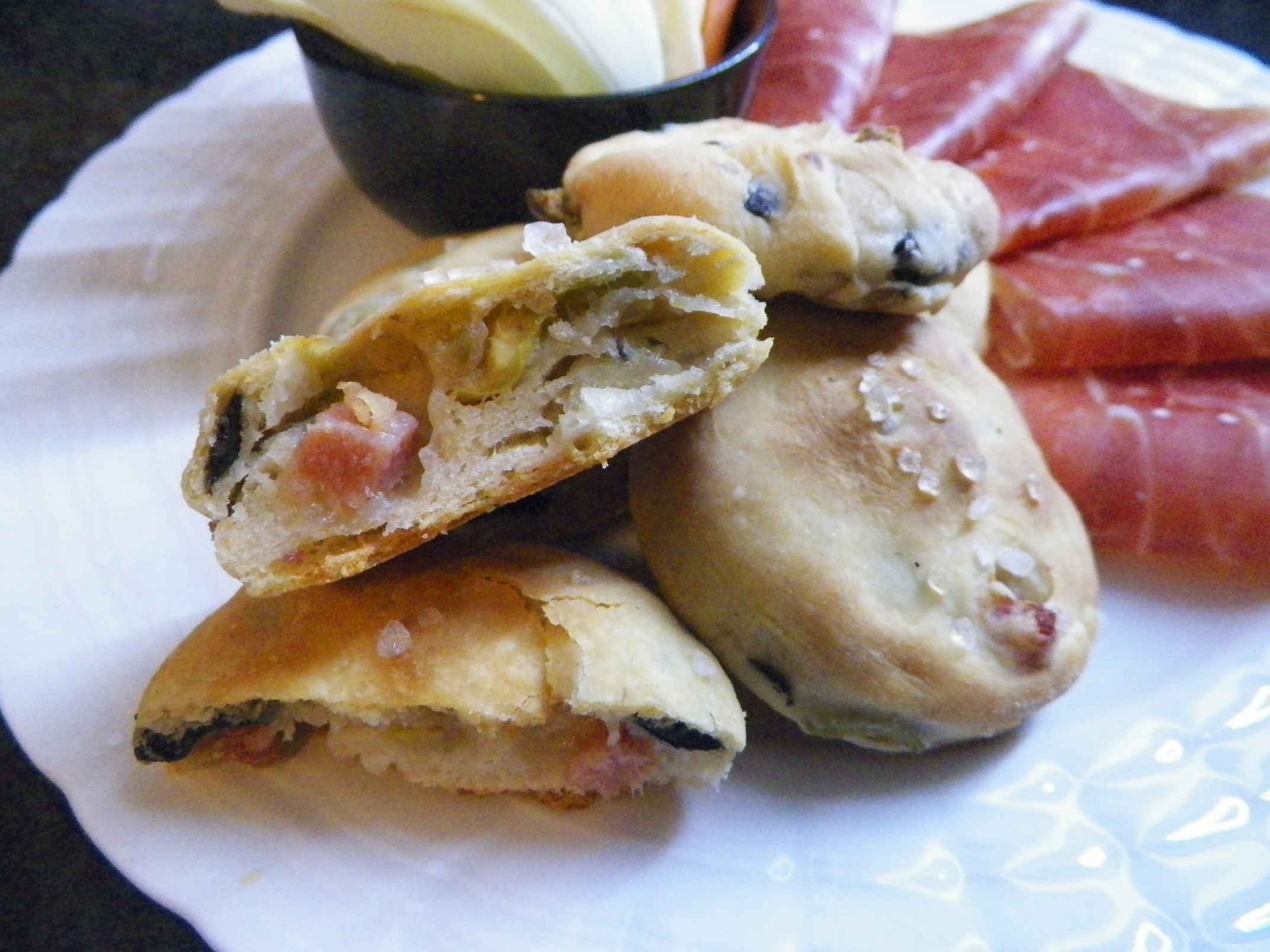 Focaccine olive e pancetta