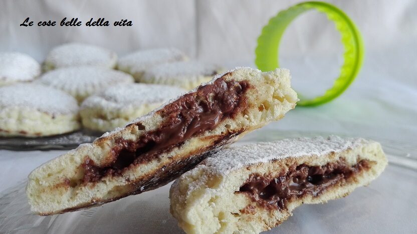 Focaccine ripiene di crema di nocciole cotte in padella