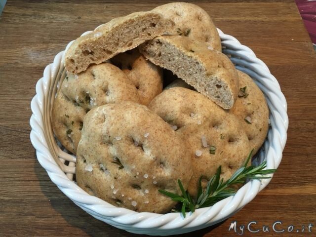 Focaccine semi-integrali con latte di soia