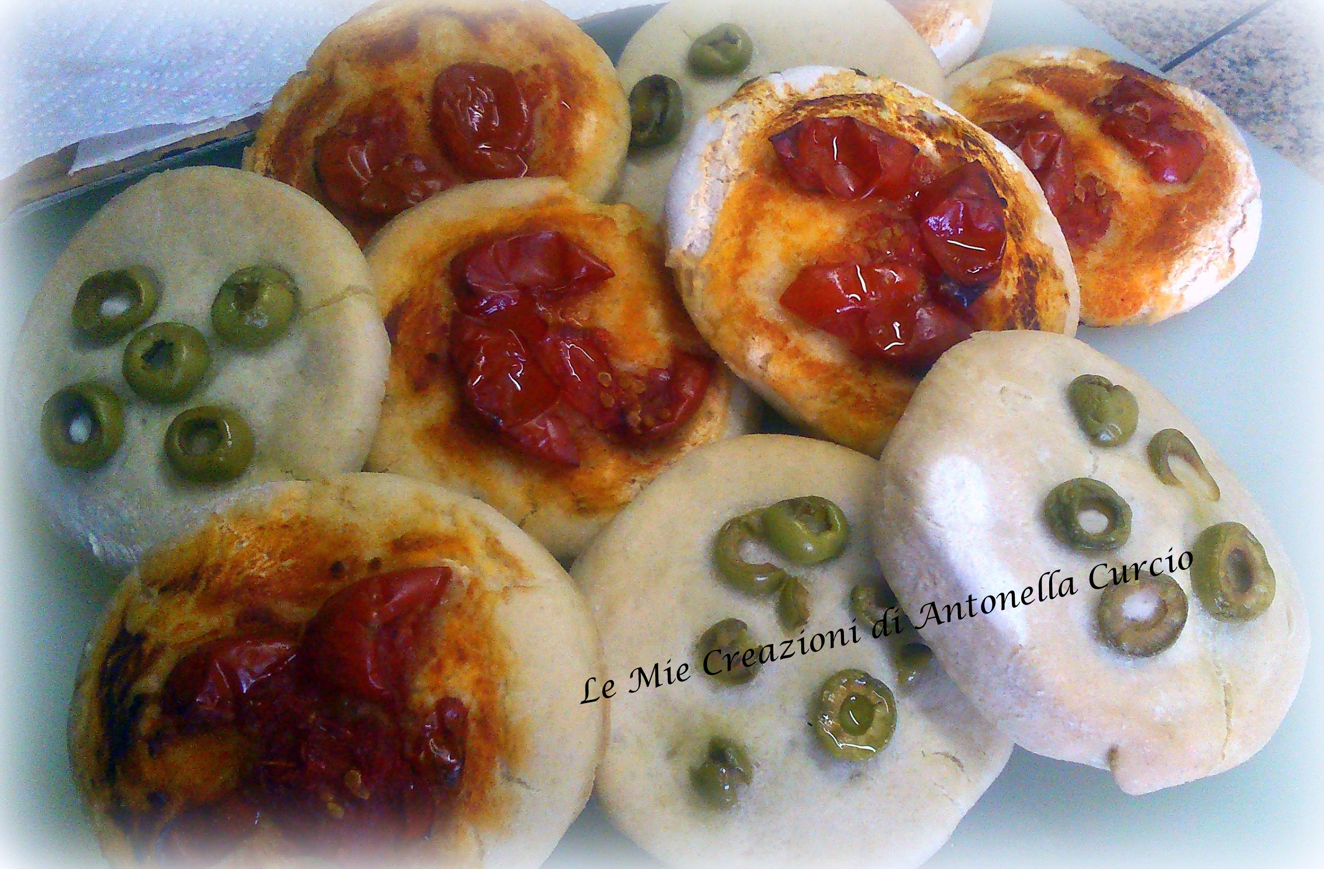 Focaccine senza glutine con olive e pomodorini