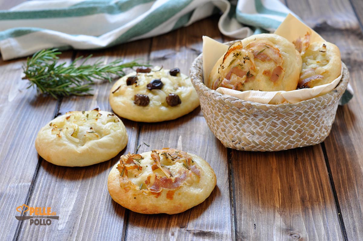 Focaccine soffici con olive, cipolla e pancetta