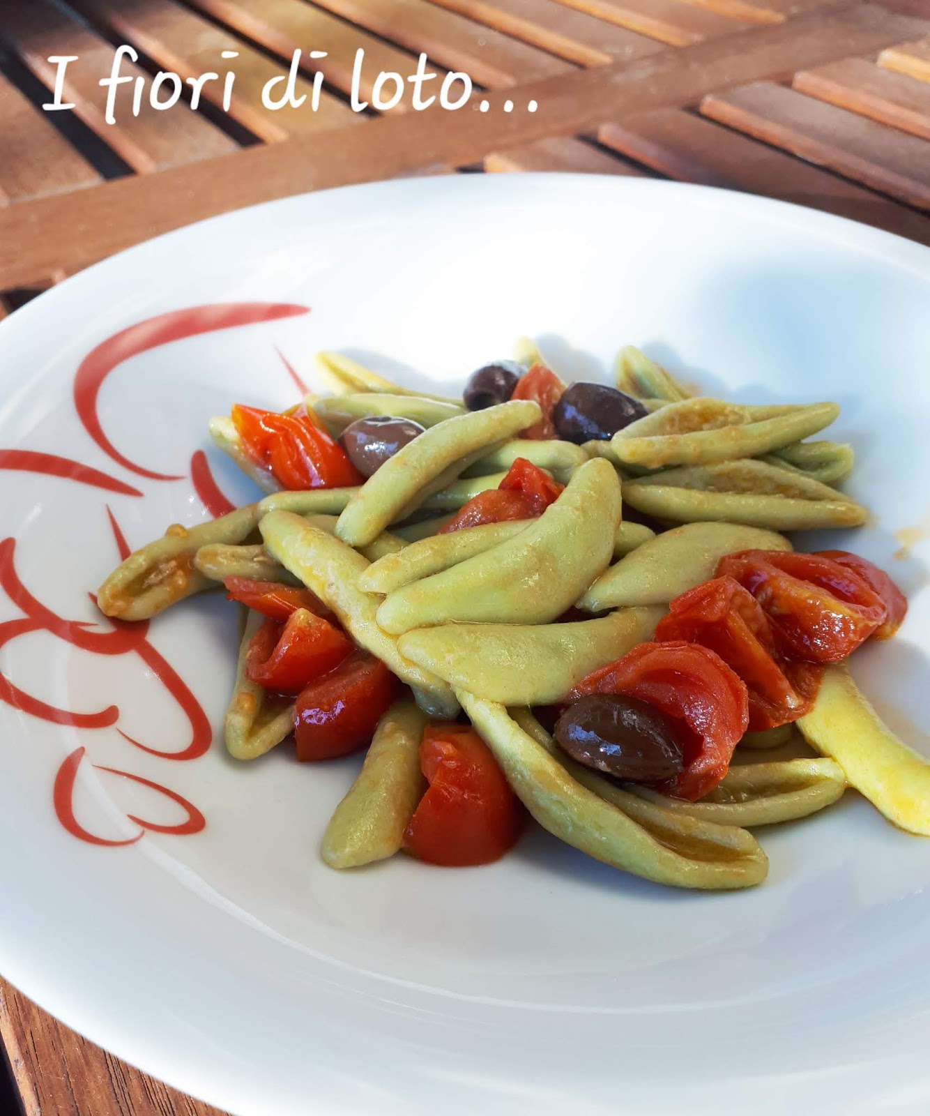 Foglie di olivo con pomodorini acciughe e olive taggiasche