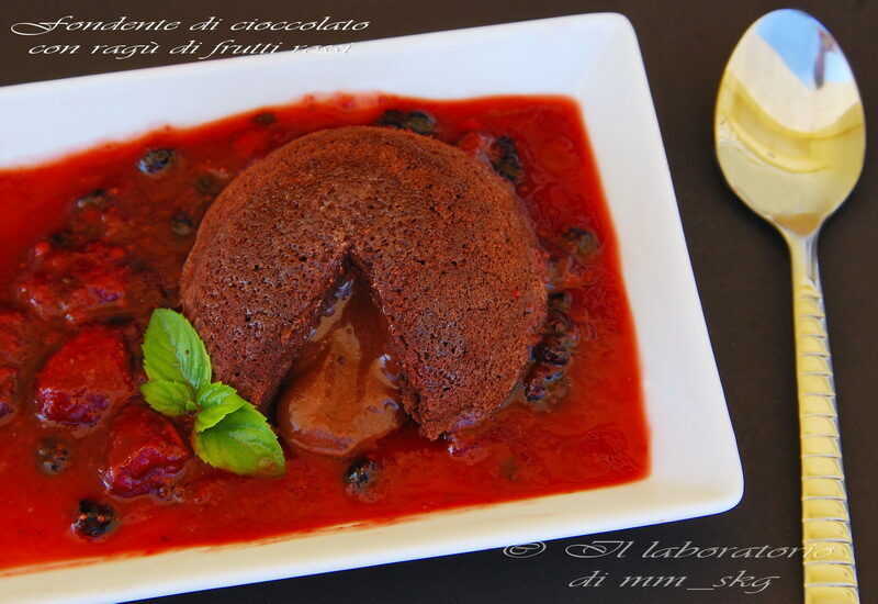 Fondente di cioccolato con ragu di frutti rossi