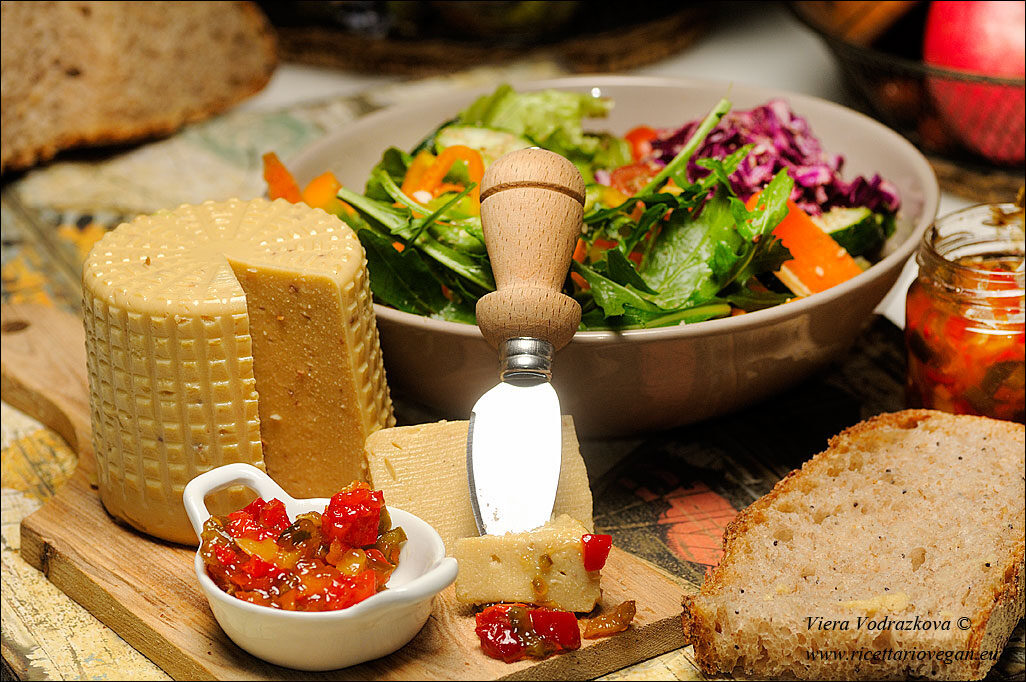 Formaggio con farina di ceci e jalapeno jam
