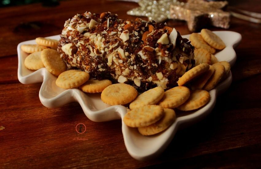 Formaggio cremoso rotolato in frutta secca e spezie