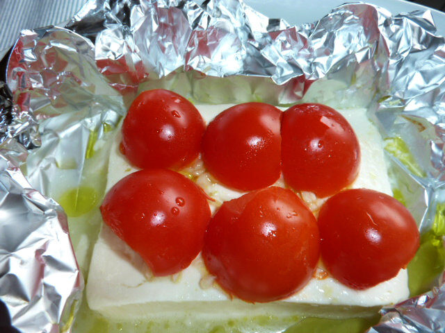 Formaggio feta al forno con pomodorini