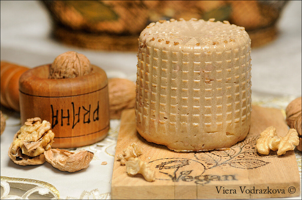 Formaggio vegano alle noci e hatcho miso