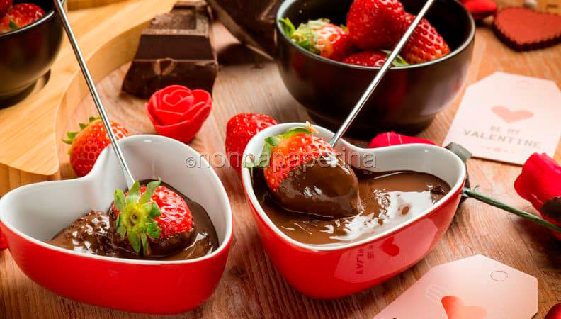 Fragole con fonduta al cioccolato: un dessert che scalda il cuore