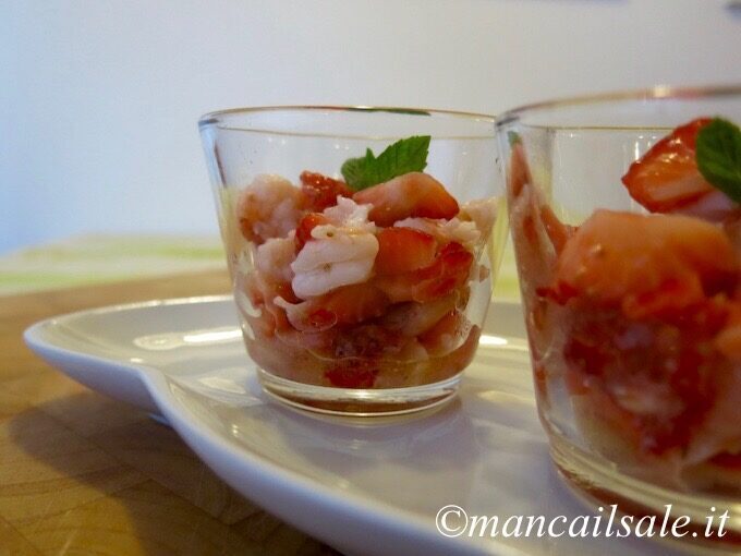 Fragole e gamberi reali in tartare