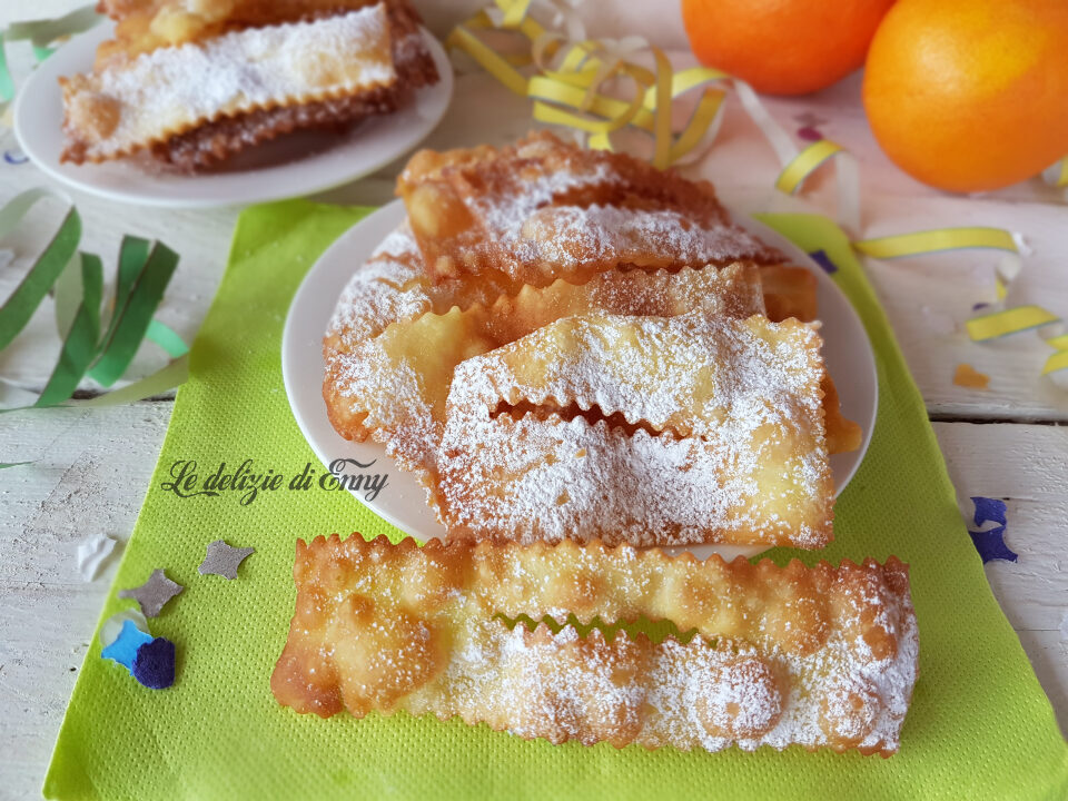 Frappe o chiacchiere con succo d'arancia