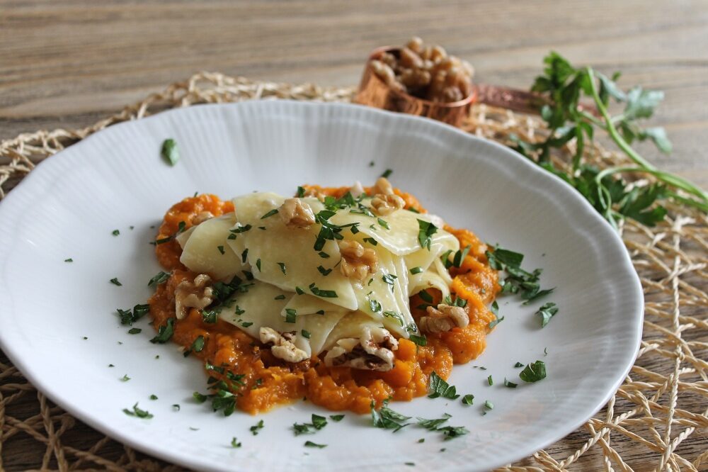 Fregnacce al gorgonzola e noci su purè di zucca