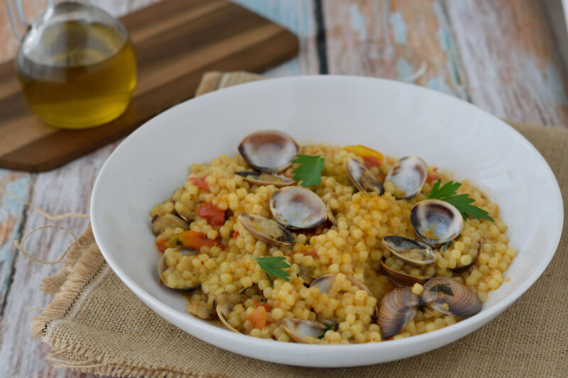 Fregola con arselle e bottarga (fregola sarda con vongole)
