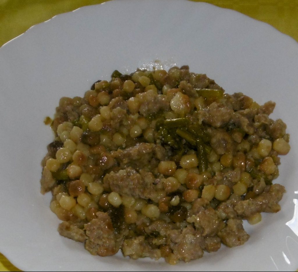 Fregola con asparagi e salsiccia