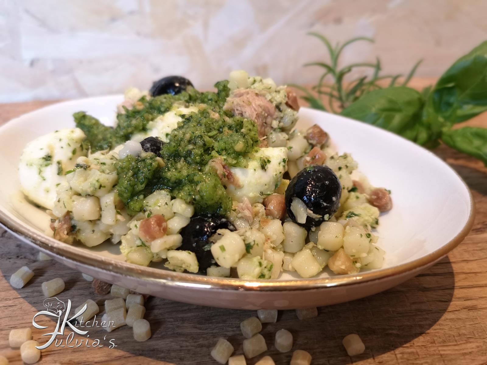 Fregola fredda al pesto di erbe con tonno, mozzarelline e olive nere