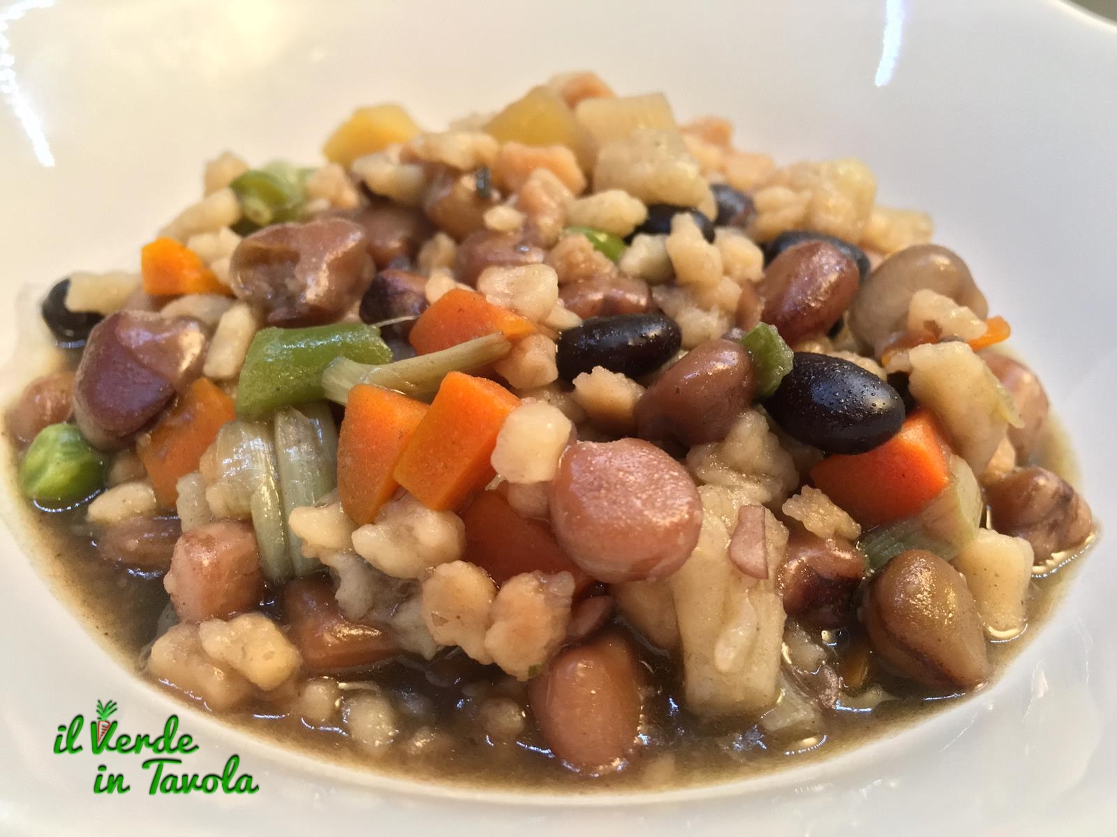 Fregola sarda con cicerchie e fagioli neri