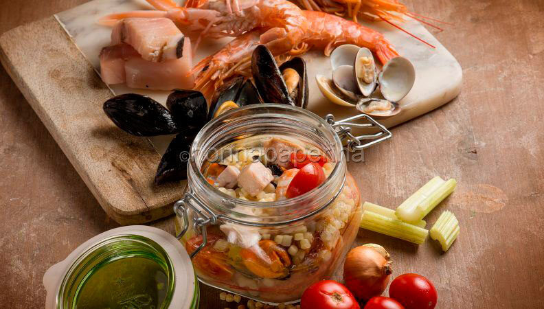 Fregola sarda con zuppetta di pesce leggera in vasocottura