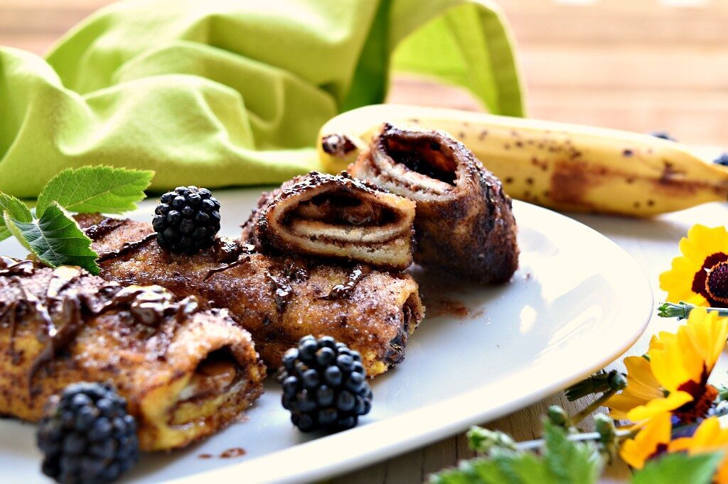 French toast roll-ups con cioccolato, more e banane