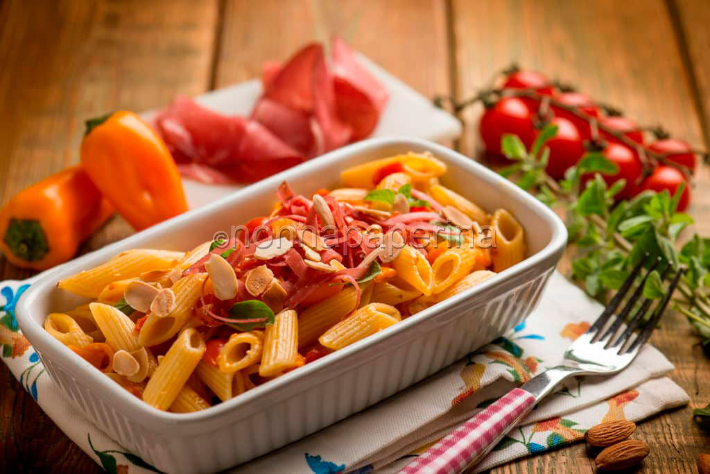 Fresca ed originale insalata di pasta con bresaola e peperoni
