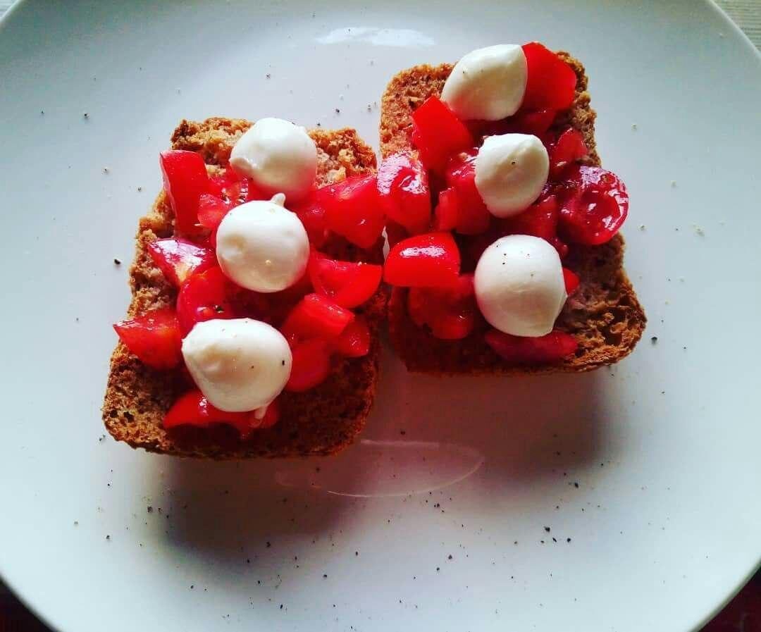 Freselle integrali con datterini e mozzarella – la cucina di mamma mary