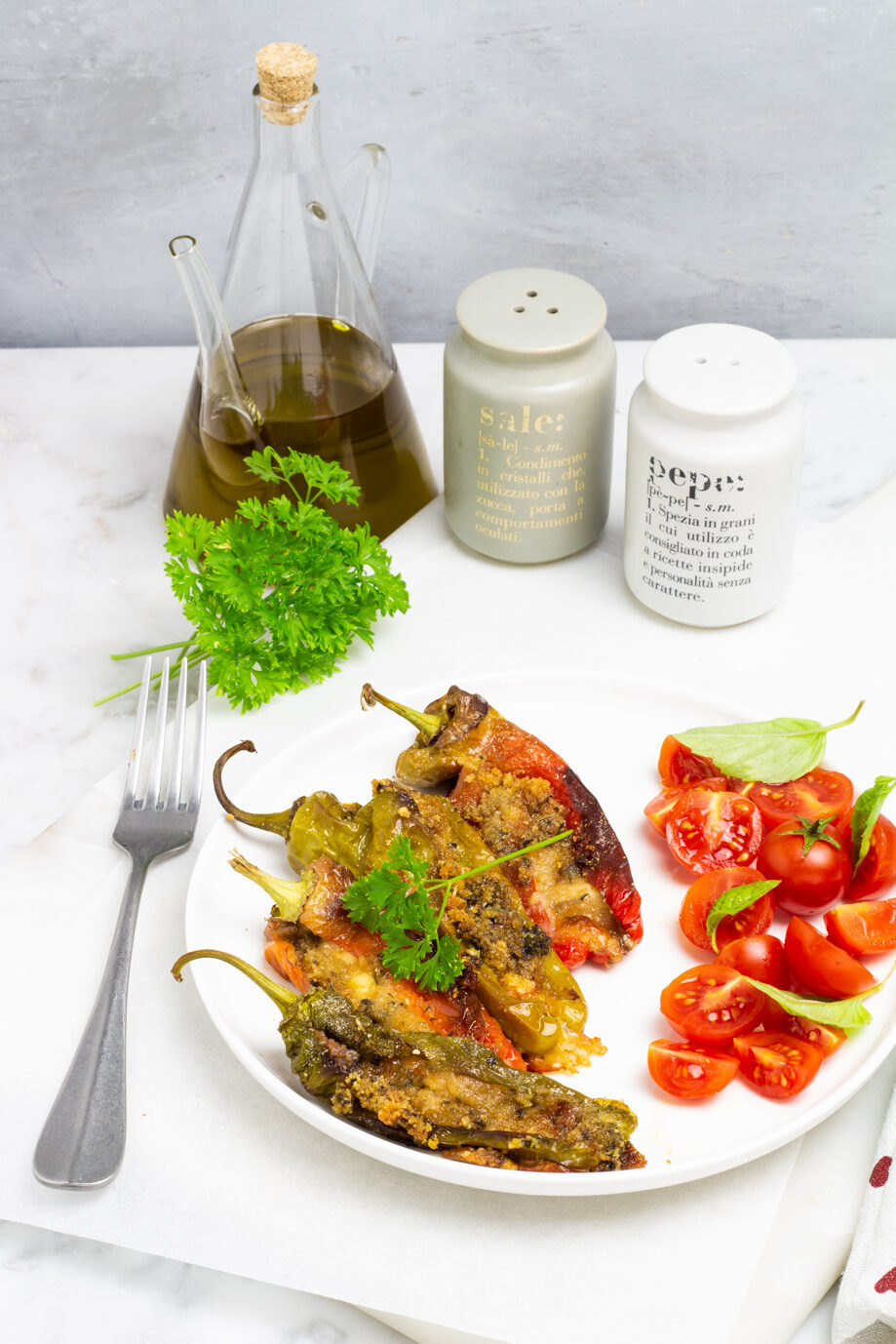 Friggitelli ripieni al forno con mozzarella e acciughe