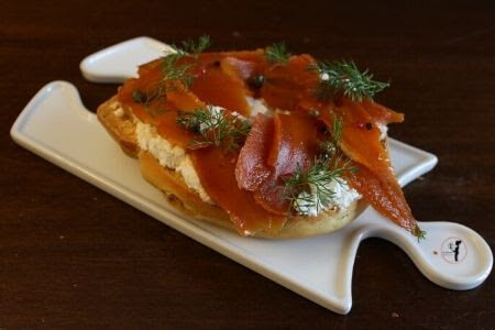 Friselle con carote travestite da salmone e ricotta