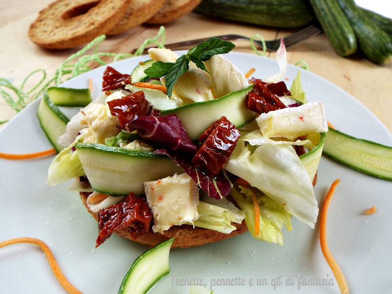 Friselle con insalata di zucchine e brie