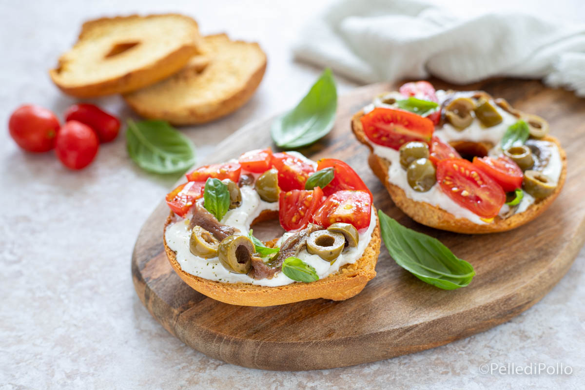 Friselle con pomodori stracciatella e alici