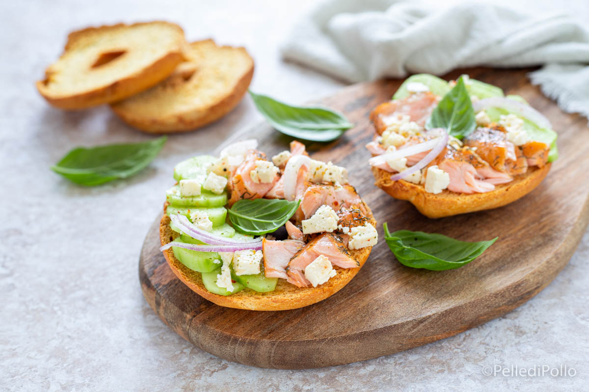 Friselle con salmone, cetrioli e feta
