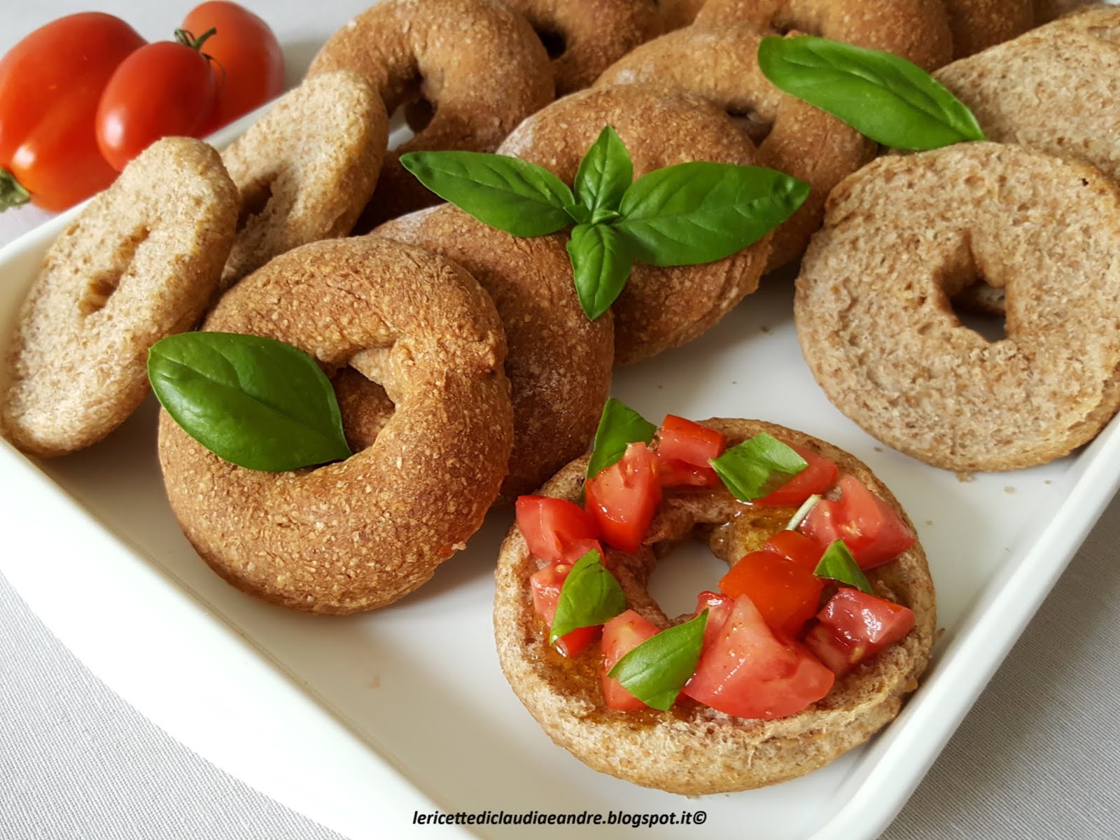 Friselle fantasia con pomodoro e melanzana