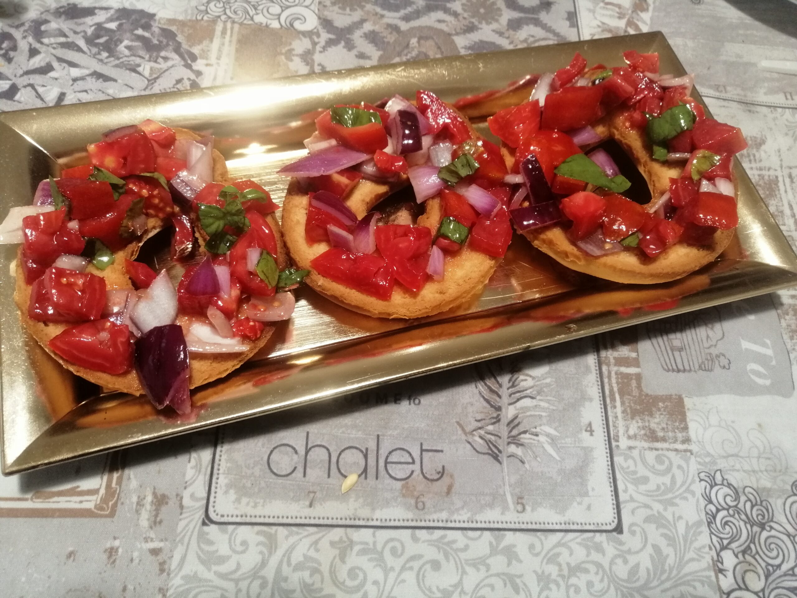 Friselle pugliesi con pomodori e cipolla rossa di Tropea