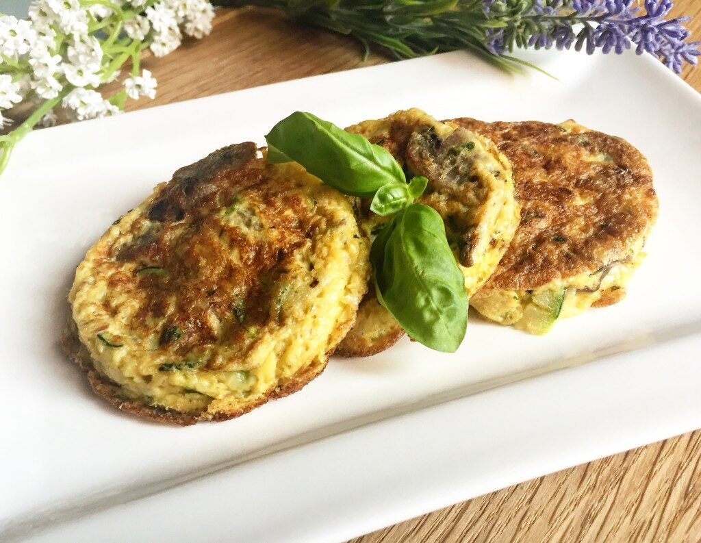 Fritattine tonde con funghi champignon, zucchine e basilico