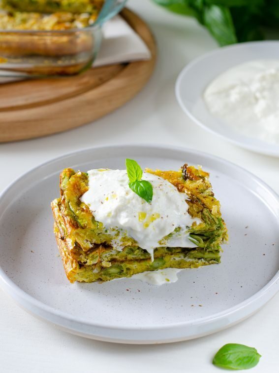 Frittata al forno di asparagi fiori di zucca e stracciatella