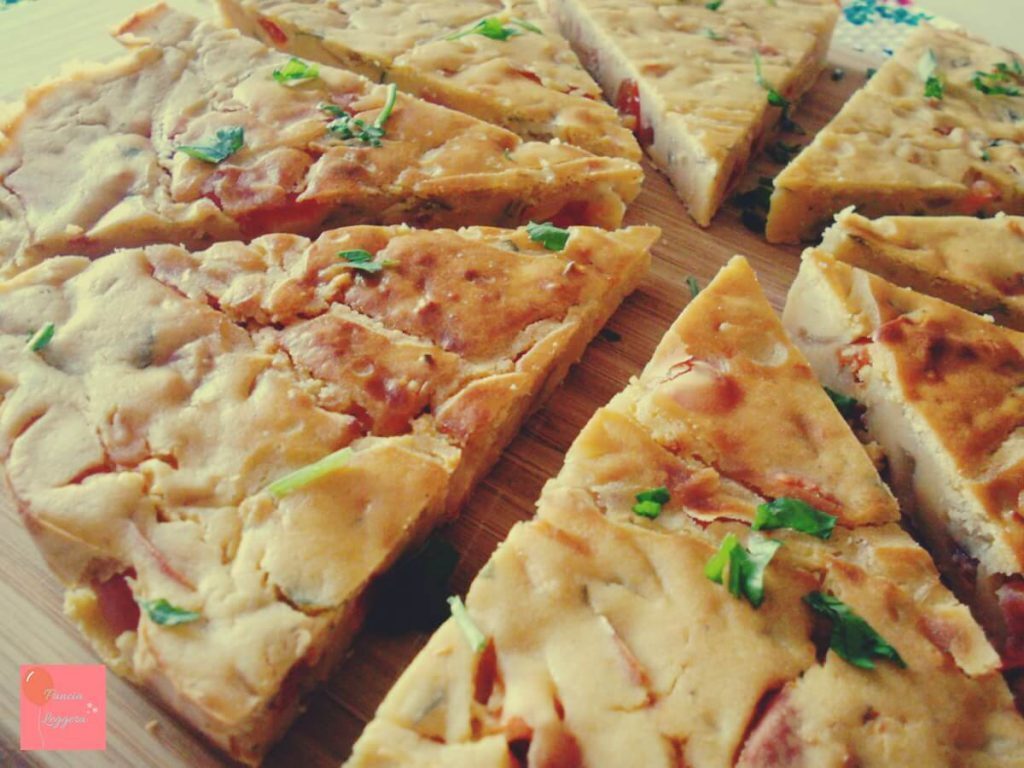 Frittata con farina di ceci al forno con pomodorini e cipolle – ricetta senza uova, senza glutine e senza lattosio