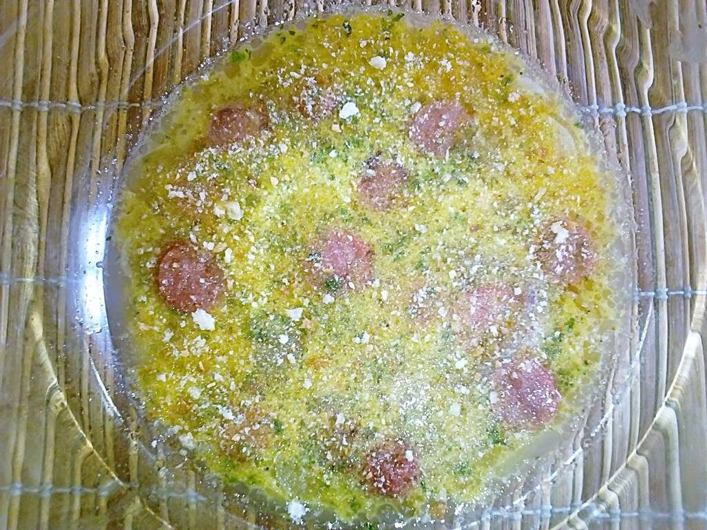 Frittata con wurstel e cipolla al microonde