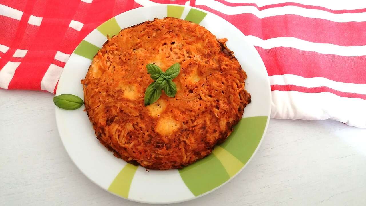 Frittata di pasta, ottima per il riciclo degli ingredienti