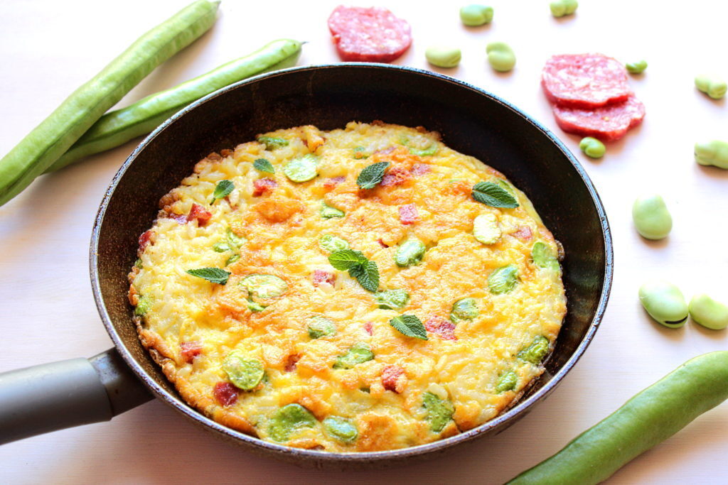 Frittata di riso con fave e salame