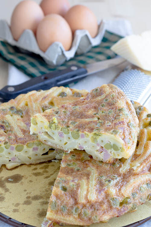 Frittata di sedanini con piselli e prosciutto