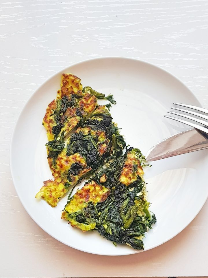 Frittata di spinaci, ricotta e uova in padella